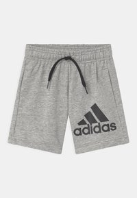 Graue Baumwollshorts mit elastischem Bund und Kordelzug. Mit einem großen schwarzen Adidas-Logo auf der linken Seite.