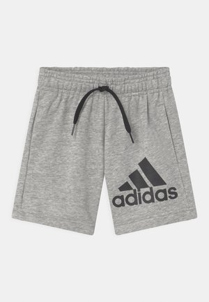 Shorts en coton gris avec une taille élastique et un cordon de serrage. Présente un grand logo Adidas noir sur le côté gauche.