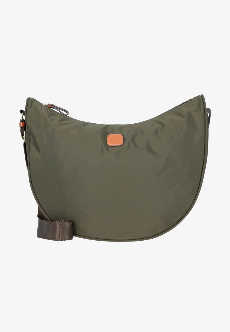 Borsa a tracolla in nylon verde oliva con forma curva, un accento in pelle e una tracolla in tessuto marrone. Presenta una chiusura con zip nella parte superiore.