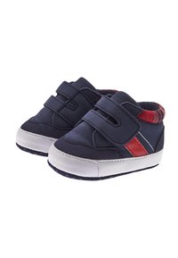 Granatowe buty dziecięce z czerwonymi akcentami i białymi podeszwami. Wyposażone w rzepy i wyściełany kołnierz. Wykonane z miękkiej tkaniny dla komfortu.