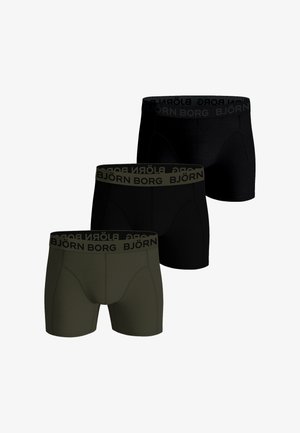 Drei Paar Herren-Boxershorts in Schwarz und Dunkelgrün mit elastischen Bundsätzen, die "BJÖRN BORG" tragen.