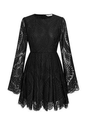 Zwarte kanten jurk met lange bellenmouwen, een ronde halslijn en een uitlopende rok met een geschulpte zoom en details van bloemenpatronen.