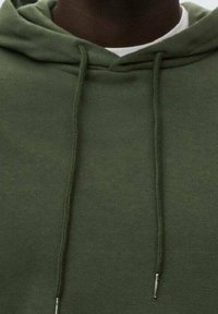 Felpa verde oliva con cappuccio regolabile, caratterizzata da una consistenza morbida e cordini con punta argentata. Design semplice e vestibilità rilassata.