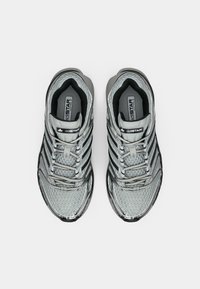 adidas Originals ADISTAR CONTROL - Treniņu apavi - grey two/core black/silver-coloured metallic