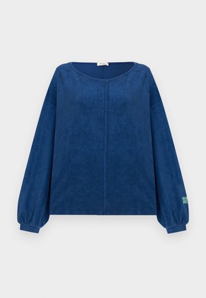 Langermet blå fleecegenser med rund hals, rynkede mansjetter og detaljert midtssøm, vist på en flat nøytral bakgrunn.