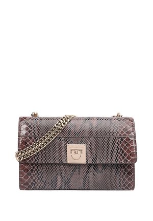 Braune Schlangenleder-Handtasche mit einem goldenen Kettenriemen, rechteckiger Form, Magnetverschluss und strukturierter Oberfläche. Markenlogo auf der Vorderseite.