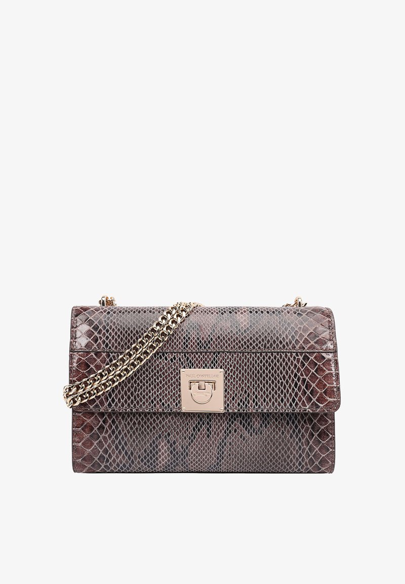 Sac à main en cuir de serpent marron avec une chaîne dorée, de forme rectangulaire, fermeture magnétique et surface texturée. Logo de la marque à l'avant.