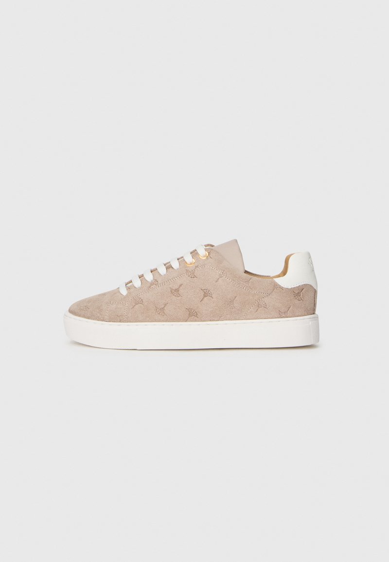 Wildledersneaker in hellem Beige mit strukturiertem Blumenmuster, weißer Gummisohle und weißen Akzenten an der Ferse und Zunge.