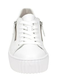 Weiße Leder-Sneaker mit runder Zehenpartie, ausgestattet mit weißen Schnürsenkeln und seitlichen Reißverschlüssen. Die Sohle ist dick und gerippt, was das gesamte Design unterstreicht.