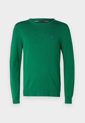 Maglione verde lavorato a maglia con collo rotondo e maniche lunghe. Presenta un piccolo logo sul petto. Texture morbida e polsini a costine.