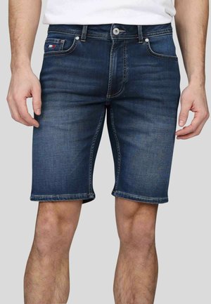 Shorts en denim bleu foncé à coupe droite, dotés de cinq poches, d'un bouton en métal et d'accents de couture visibles.