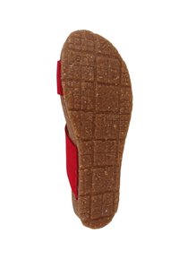 Sandale en tissu rouge avec une semelle en caoutchouc brun texturé présentant un motif géométrique et un logo en relief. Conception légère et décontractée.