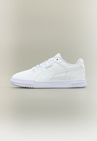 Λευκά αθλητικά παπούτσια με λείο δερμάτινο πάνω μέρος, υφασμένες επικαλύψεις, επενδυμένο άνω μέρος και επίπεδη ελαστική σόλα. Διαθέτει λογότυπο στη πλευρά.