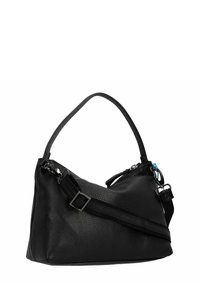 Borsa a mano in pelle nera con superficie texture, manico curvato e tracolla regolabile. Presenta accessori in metallo argentato e chiusura con zip.