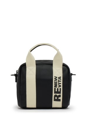 Borsa rettangolare nera con manici larghi color crema, uno dei manici è stampato con la scritta "RE NEW EVITA" in lettere nere grassetto.