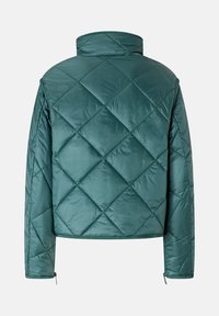 Giacca verde imbottita con motivo a rombi trapuntati, colletto alto e zip alle maniche. Texture liscia e lucida su tutta la superficie.