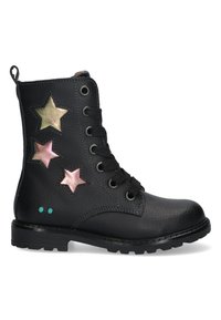 Stivaletto in pelle nera alla caviglia con tre applicazioni a forma di stella multicolori, lacci neri, punta tonda e una finitura testurizzata. Suola piatta con accenti a contrasto.