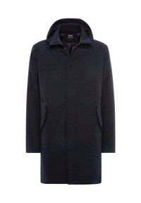 Abrigo impermeable de un intenso color azul marino, con capucha, botones en el frente, dos bolsillos laterales y un diseño elegante y minimalista. Textura suave.