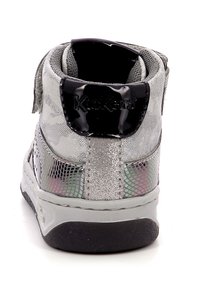 Deportiva alta en plata y negro con un talón de charol brillante, laterales de malla, tejido texturizado y puntera reforzada.