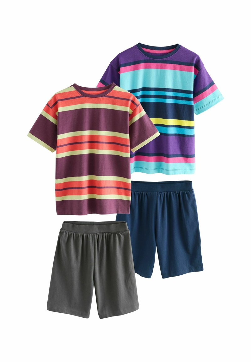 Twee gestreepte t-shirts in paars, teal en rood, gecombineerd met grijze en marineblauwe shorts. Alle artikelen zijn gemaakt van zachte katoenstof met een relaxte pasvorm.