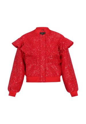 Punainen pommitakkityylinen takki, jossa helmiäiskimallettu pinta, olkapäillä röyhelökoristeet, vetoketjusuljenta sekä joustavat hihansuut ja helma.