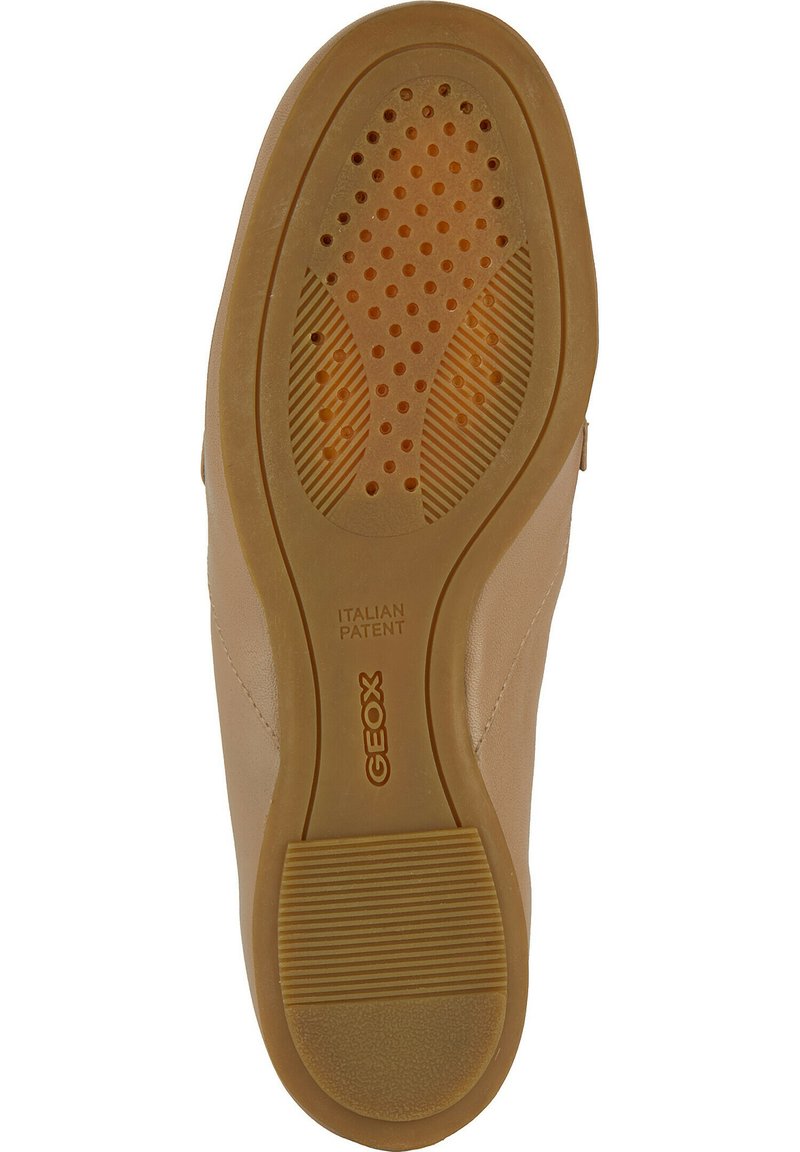 Paarse schoenzool met een gestructureerde grip, geperforeerd voorvoetgebied voor ademend vermogen, gelabeld met "Geox" en "Italiaans Patent" op de boog.