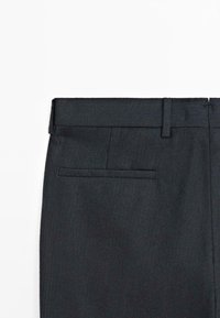 Zwarte op maat gemaakte broeken met een elegante, gladde textuur, subtiel streepdessin en een enkele achterzak zonder zichtbare hardware.
