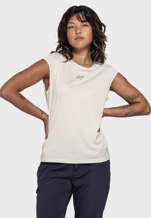 Leichtes, weißes ärmelloses Oberteil mit einem runden Ausschnitt, das ein kleines Logo auf der Brust trägt. Dazu sind navyblaue Hosen am unteren Rand sichtbar.