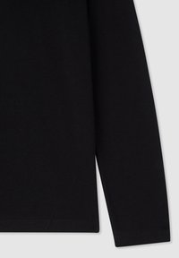 Czarna koszula z długim rękawem o gładkiej fakturze i prostym designie, ze prostym dołem i bez widocznych wzorów czy dodatków.