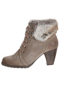 Stivaletto in suede marrone con colletto in pelliccia sintetica, lacci frontali e tacco impilato. Presenta dettagli cuciti e un logo circolare sul lato.