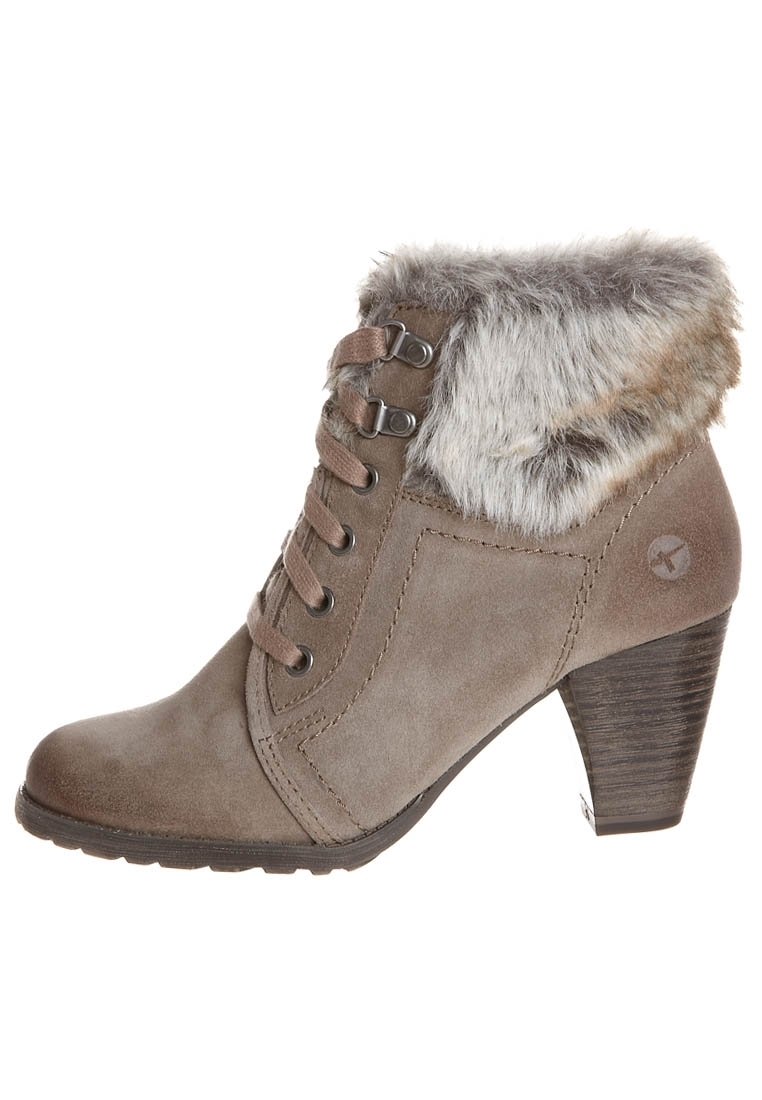 Stivaletto in suede marrone con colletto in pelliccia sintetica, lacci frontali e tacco impilato. Presenta dettagli cuciti e un logo circolare sul lato.