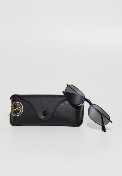 Черен правоъгълен модел слънчеви очила Ray-Ban с тъмни лещи, поставени върху съвпадащ черен кожен калъф с златист стикер за UV защита Ray-Ban.