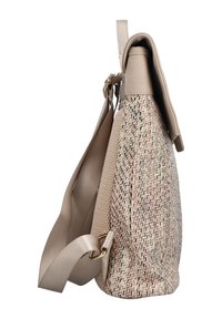 Sac bandoulière en tissu beige tissé et cuir avec sangle réglable et ferrures dorées, vu de côté.