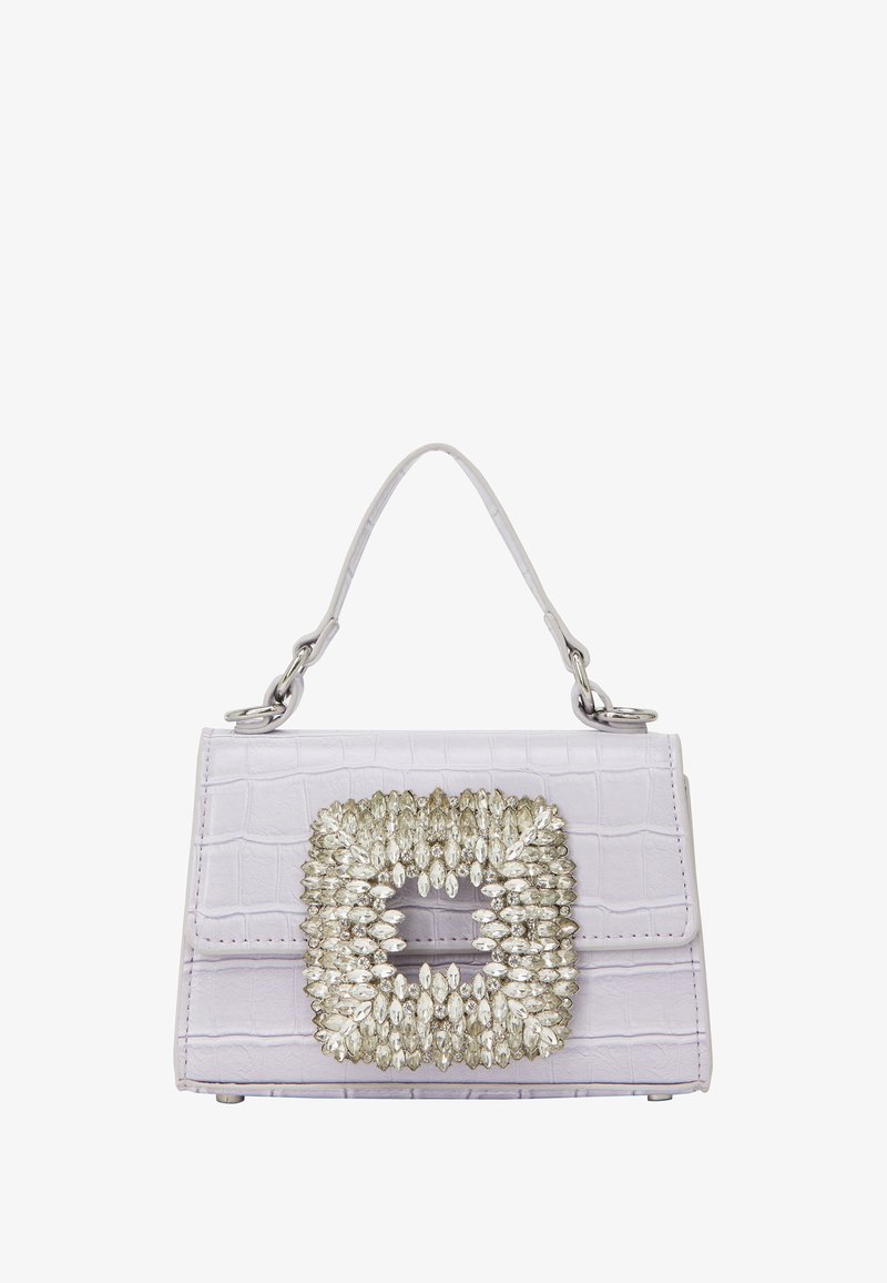 Lilla krokodilleder-embossed håndtaske med et sølvfarvet håndtag og en stor, udsmykket krystalspænde i firkantet form på forsiden.