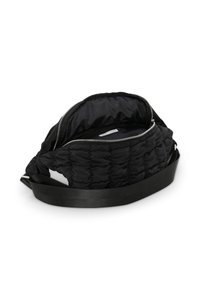 Sac à bandoulière noir en duvet avec un extérieur texturé et matelassé, une fermeture éclair argentée et une large sangle plate ; l'intérieur présente un revêtement lisse.