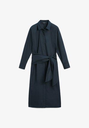Dunkelblaues, langärmliges Hemdkleid mit Kragen, Knopfleiste und breitem Stoffgürtel, der in einer Schleife auf Taillenhöhe gebunden ist.