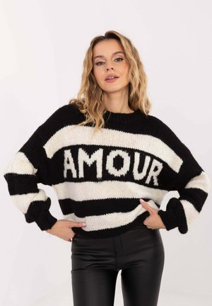 Gestrickter Pullover mit schwarzen und weißen Streifen, der das Wort "AMOUR" in großen Buchstaben zeigt. Lockerer Schnitt mit gerippten Bündchen und Ausschnitt.
