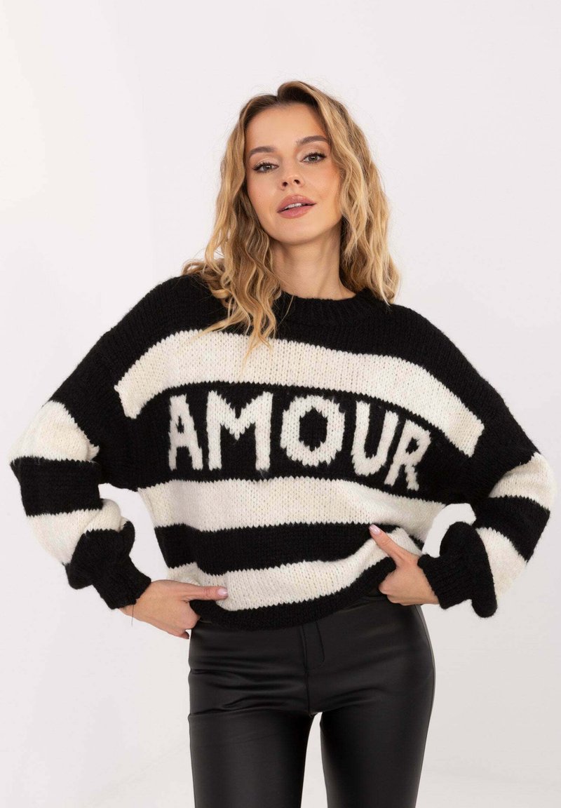 Gestrickter Pullover mit schwarzen und weißen Streifen, der das Wort "AMOUR" in großen Buchstaben zeigt. Lockerer Schnitt mit gerippten Bündchen und Ausschnitt.