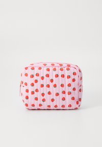 Trousse de maquillage rose matelassée avec un motif de fraises, dotée d'une fermeture éclair et d'une petite poche latérale pour un rangement supplémentaire.