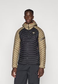 Μπουφάν με επένδυση που διαθέτει μαύρο κορμό και χακί μανίκια, οριζόντια ραφή, κουκούλα, πορτοκαλί λεπτομέρειες και φερμουάρ στο μπροστινό μέρος.