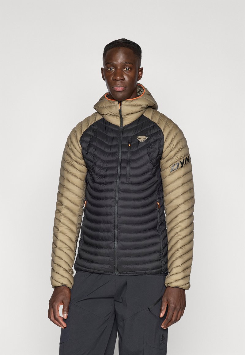 Μπουφάν με επένδυση που διαθέτει μαύρο κορμό και χακί μανίκια, οριζόντια ραφή, κουκούλα, πορτοκαλί λεπτομέρειες και φερμουάρ στο μπροστινό μέρος.