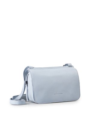 Lichtblauwe leren crossbodytas met voorflap en verstelbare riem, kleine geperste merknaam in het midden aan de voorkant.