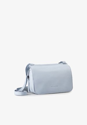 Borsa a tracolla in pelle azzurro chiaro con patta frontale e tracolla regolabile, piccolo nome del marchio impresso al centro della parte anteriore.