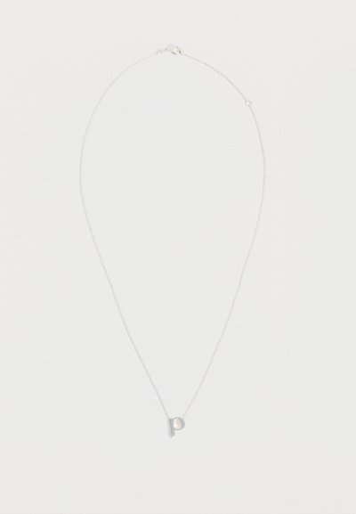 Collier chaîne fine en argent avec un petit pendentif en forme de lettre minuscule "p" sur fond blanc.