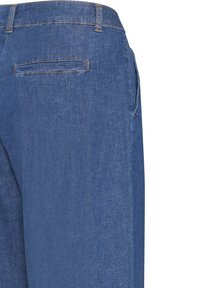 Pantalon en denim bleu foncé avec une coupe droite. Comprend un détail minimaliste sur les poches arrière et des coutures contrastantes le long des coutures.