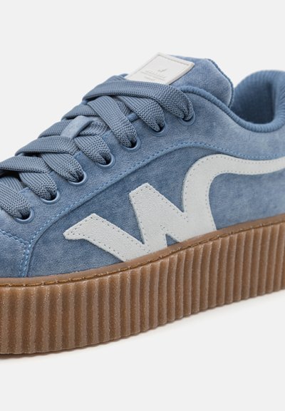 Baskets en daim bleu avec un logo blanc, lacets ronds et semelle en gomme striée. Dotées d'un col et d'une languette rembourrés pour un confort supplémentaire.