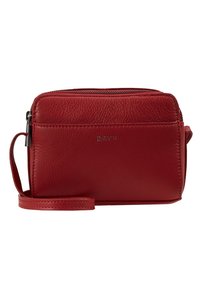 Punainen nahkainen olkalaukku, jossa on teksturoidun pinnan viimeistely. Varustettu vetoketjulla yläosassa, irrotettavalla hihnalla ja sivulla hillityllä painatulla logolla.