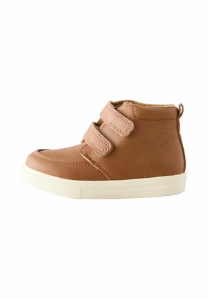 Braune Leder-Ankle-Boots mit zwei Klettverschlüssen, runder Zehenpartie und weißer Gummisohle. Verfügt über ein weiches Innenfutter für zusätzlichen Komfort.