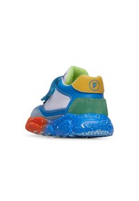 Sneaker colorato con pelle blu, dettagli verde, un pannello bianco e suola testurizzata con dettagli rossi e arancioni e una fodera verde.