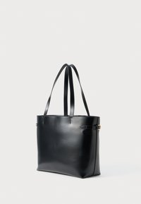 Schwarze Leder-Tote mit glatter Oberfläche, doppelten Schulterriemen und minimalistischem Design. Verfügt über dezente Hardware-Details.